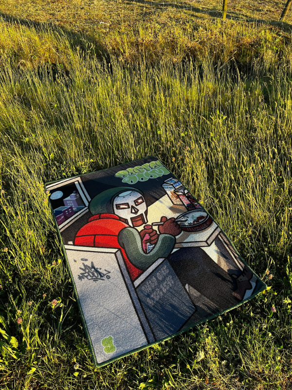 MM..FOOD rug – in grass MM..FOOD rug lying in medium-height grass, edges nestled to emphasize texture and outdoor feel
