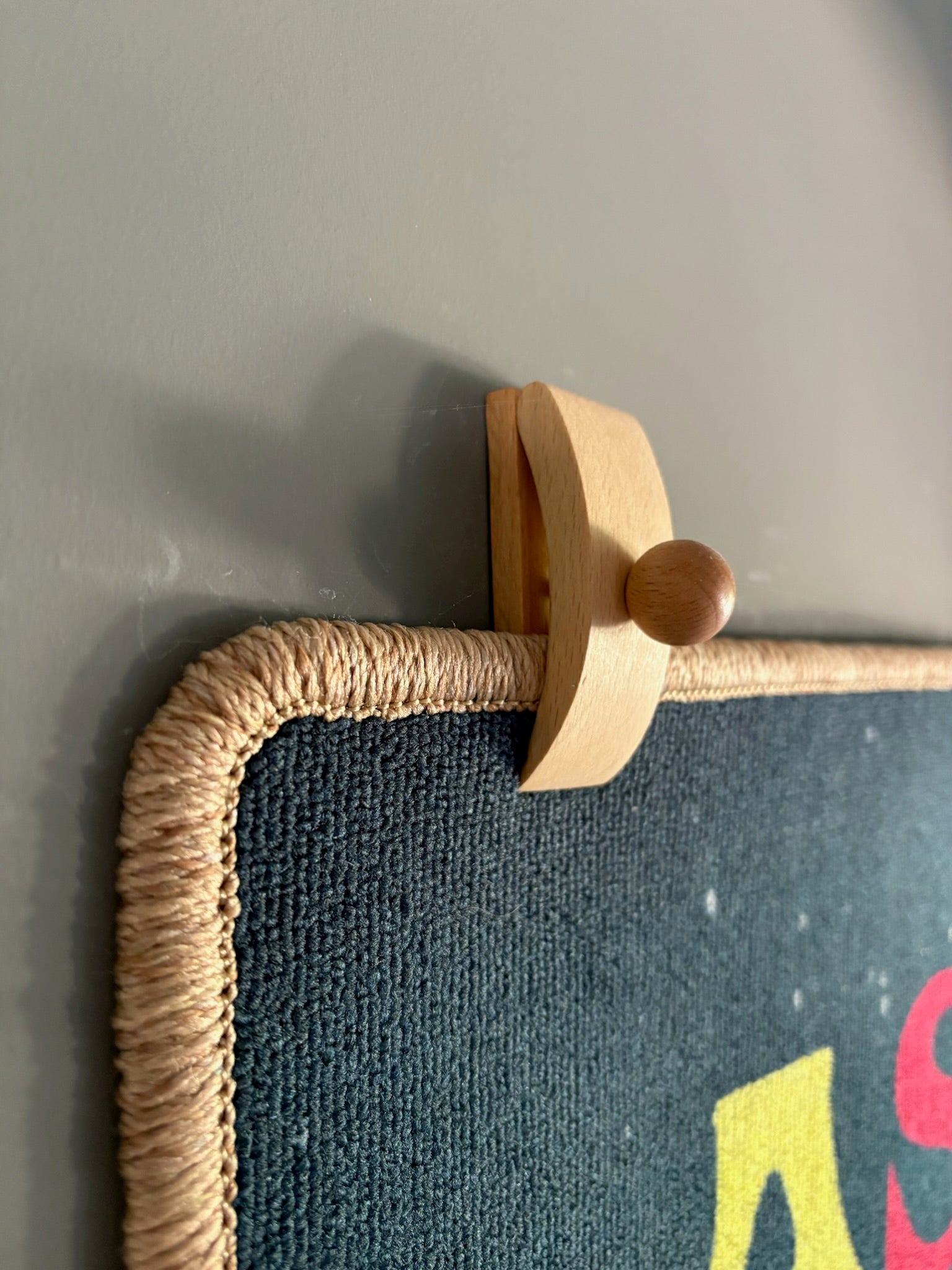 Illmuse wall hangers – easy kit to display hip hop album rugs as wall art